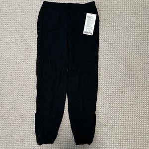 NWT Lululemon Essential Affinity MR Jogger size 4